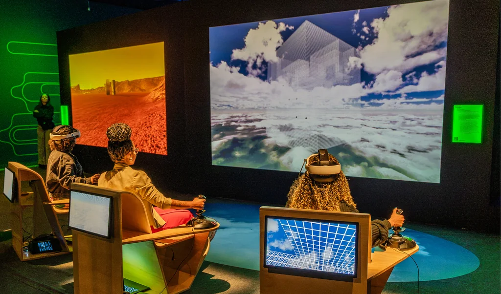 Visitors experiencing the Síntese art and technology exhibition at Museu do Amanhã.
